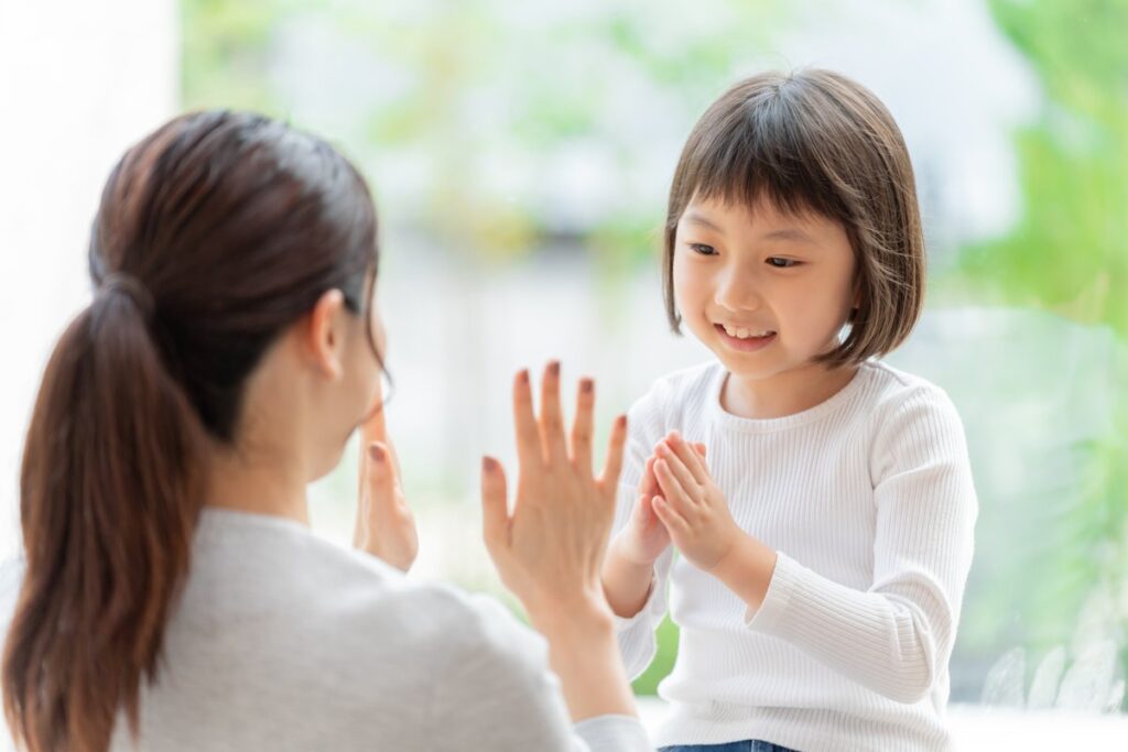 向き合って話す母と娘